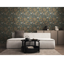 Woonkamer met bank, tafel en behang met dierenmotief