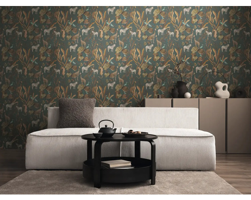 Woonkamer met bank, tafel en behang met dierenmotief