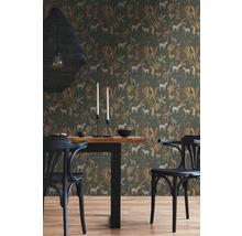 Een eetkamer met behang met jungle motieven, bestaande uit giraffen, zebra's en luipaarden