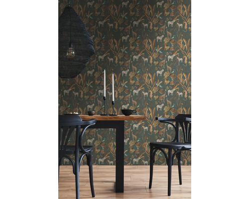Een eetkamer met behang met jungle motieven, bestaande uit giraffen, zebra's en luipaarden