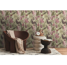 Woonkamer met fauteuil, kruk en botanisch behang