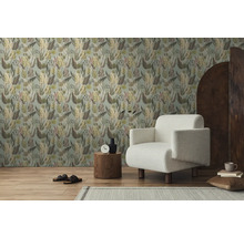 Kamerimpressie met patroonbehang, fauteuil en bijzettafel