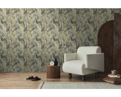 Kamerimpressie met patroonbehang, fauteuil en bijzettafel