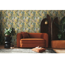 Woonkamer met behang met patroon, fauteuil, kamerscherm en kamerplanten.