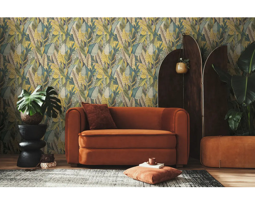 Woonkamer met behang met patroon, fauteuil, kamerscherm en kamerplanten.