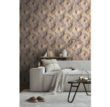 Decoratieve woonkamer met een behang met bladerpatroon, een bank en een tapijt