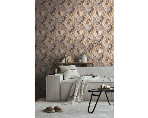 Decoratieve woonkamer met een behang met bladerpatroon, een bank en een tapijt