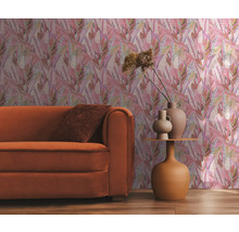 Woonkamer met oranje bank, bijzettafel en bloemenbehang voor een gezellige sfeer.