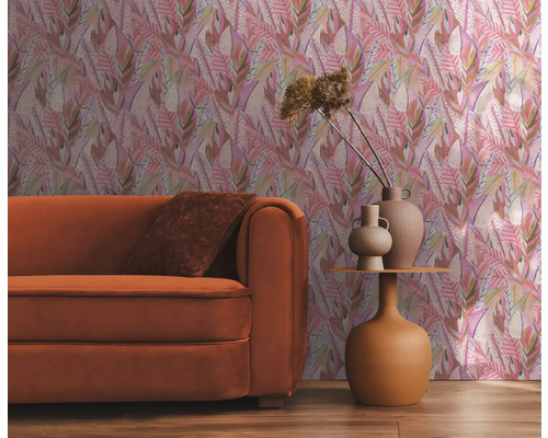 Woonkamer met oranje bank, bijzettafel en bloemenbehang voor een gezellige sfeer.