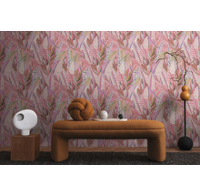 Decoratieve kamer met behang met motief en bijpassende meubels.