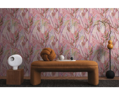 Decoratieve kamer met behang met motief en bijpassende meubels.