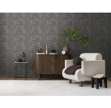 Woonkamer met bloemenbehang, fauteuil en houten dressoir
