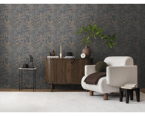 Woonkamer met bloemenbehang, fauteuil en houten dressoir