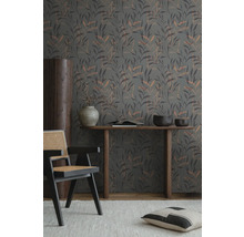 Interieurbeeld met patroonbehang, houten tafel, stoel en decoratie