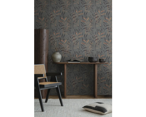 Interieurbeeld met patroonbehang, houten tafel, stoel en decoratie