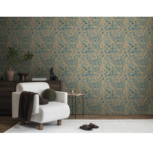 Woonkamer met behang met print, fauteuil en dressoir.