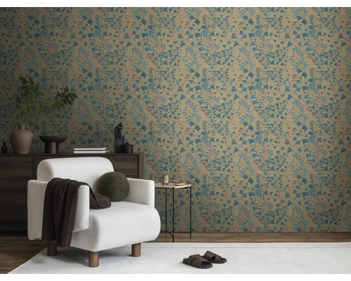 Woonkamer met behang met print, fauteuil en dressoir.