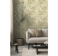 Woonkamer met bank, tafel en bladbehang