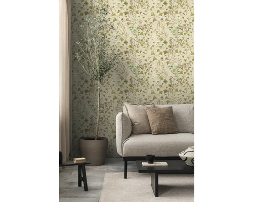 Woonkamer met bank, tafel en bladbehang