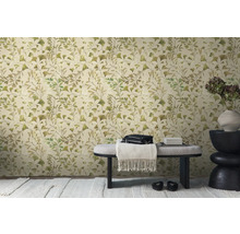 Kameroverzicht met behang met een ginkgo-bladmotief, een bank en decoraties.