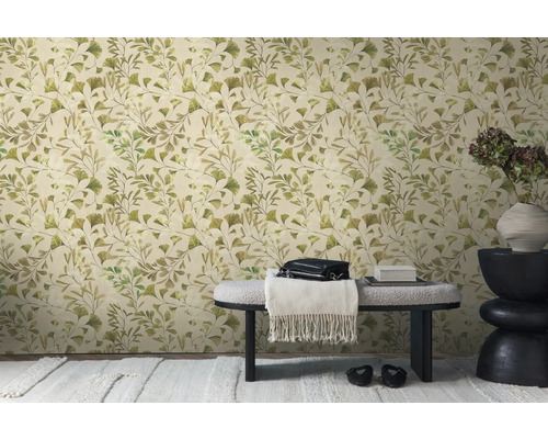 Kameroverzicht met behang met een ginkgo-bladmotief, een bank en decoraties.