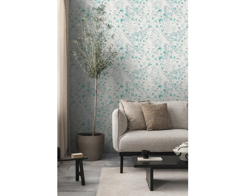 Woonkamer met bank, tafel en wandbehang met plantenmotief