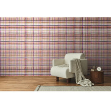 Woonkamer met patroonbehang, fauteuil en bijzettafel