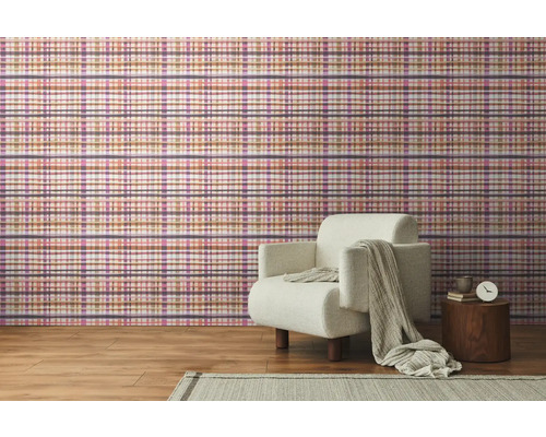 Woonkamer met patroonbehang, fauteuil en bijzettafel