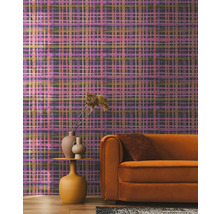 Kamer met behang met patroon, bank en bijzettafel