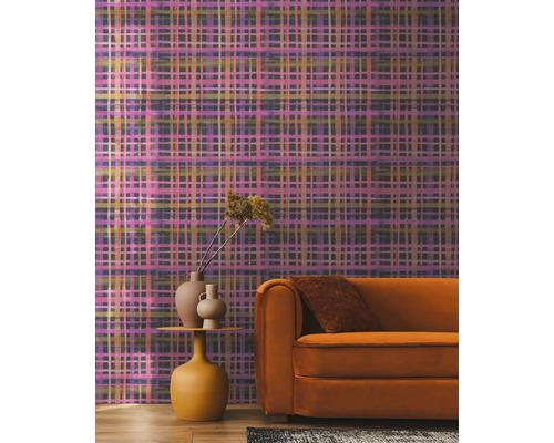 Kamer met behang met patroon, bank en bijzettafel