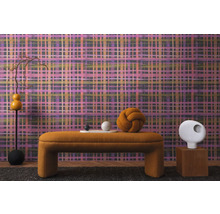 Interieur met patroonbehang, bank en decoratieve objecten