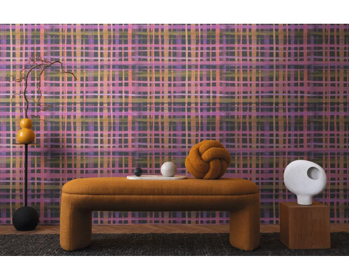 Interieur met patroonbehang, bank en decoratieve objecten