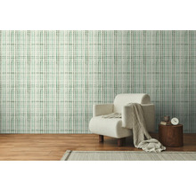 Interieur met patroonbehang, fauteuil en bijzettafel