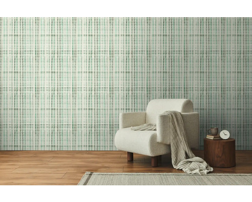 Interieur met patroonbehang, fauteuil en bijzettafel