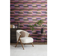 Woonkamer met patroonbehang, fauteuil en bijzettafel