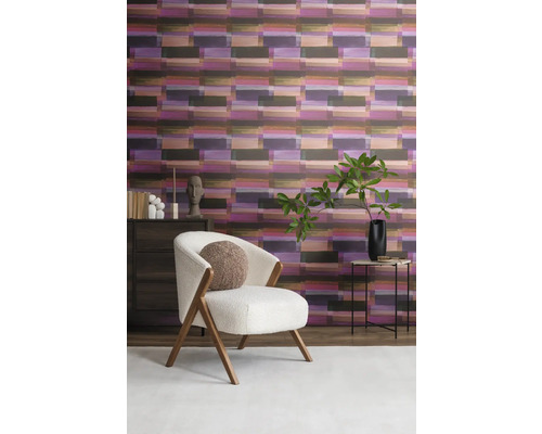 Woonkamer met patroonbehang, fauteuil en bijzettafel