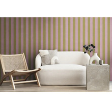 Woonkamer met bank, stoel en gestreept behang