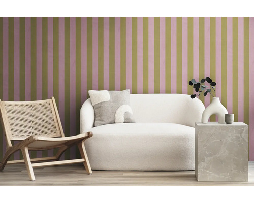Woonkamer met bank, stoel en gestreept behang
