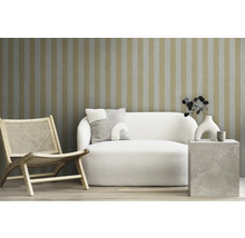 Woonkamer met bank, fauteuil en gestreept behang