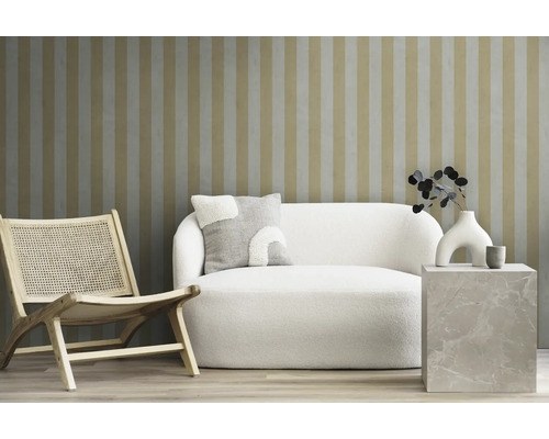 Woonkamer met bank, fauteuil en gestreept behang