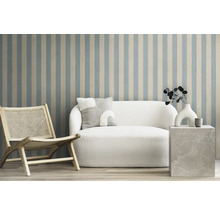 Woonkamerscène met stoel, bank en bijzettafel voor een gestreepte muur