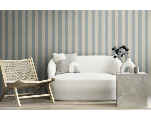 Woonkamerscène met stoel, bank en bijzettafel voor een gestreepte muur