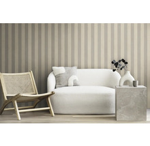 Woonkamer met bank, fauteuil en gestreept behang