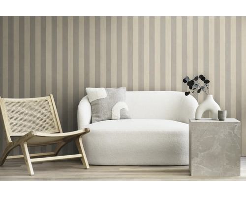 Woonkamer met bank, fauteuil en gestreept behang