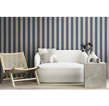 Kamerdecoratie met gestreepte achtergrond, fauteuil en bank