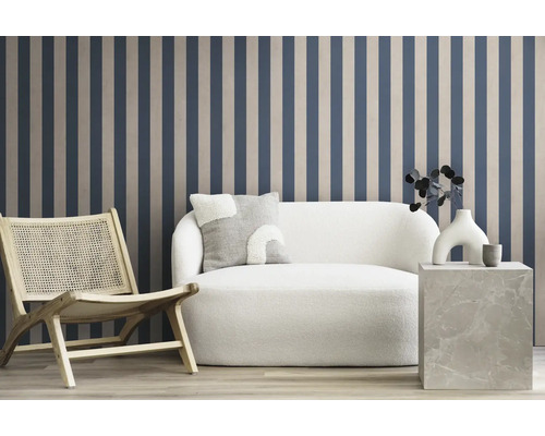 Kamerdecoratie met gestreepte achtergrond, fauteuil en bank