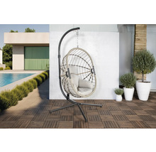 Hangstoel met frame op een terras naast een zwembad