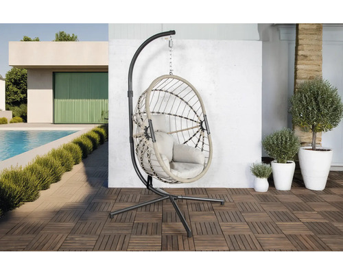 Hangstoel met frame op een terras naast een zwembad