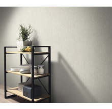 Scene met behang met patroon en een plank met decoratieve items.