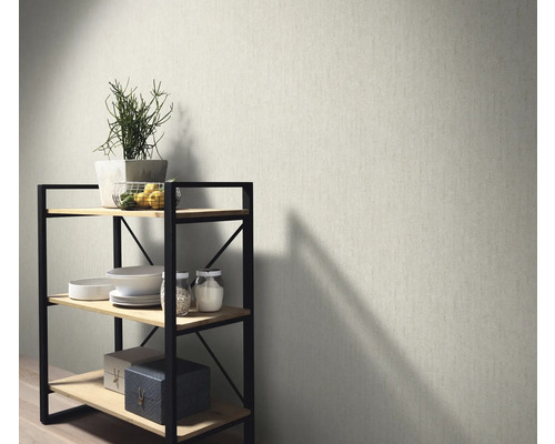 Scene met behang met patroon en een plank met decoratieve items.